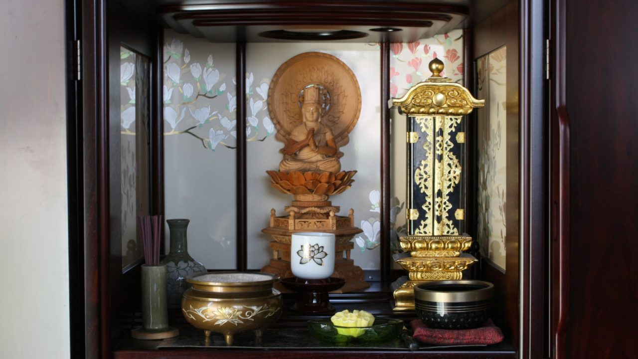 木製の仏像、位牌などの仏具が置いてある仏壇