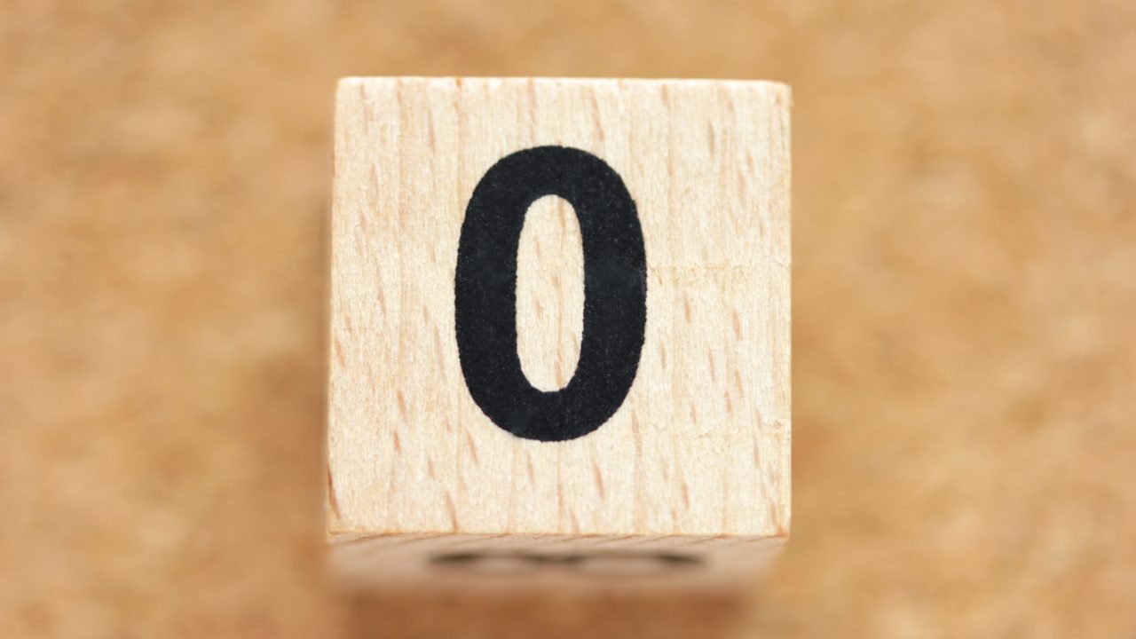 数字の０が書かれた木製ブロック