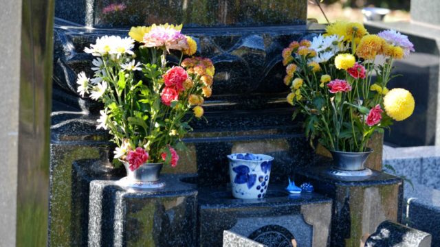 お墓に造花を供えるのはダメなのか ご先祖様に失礼 お花を供える理由も解説します 未熟僧 みじゅくそう ブログ