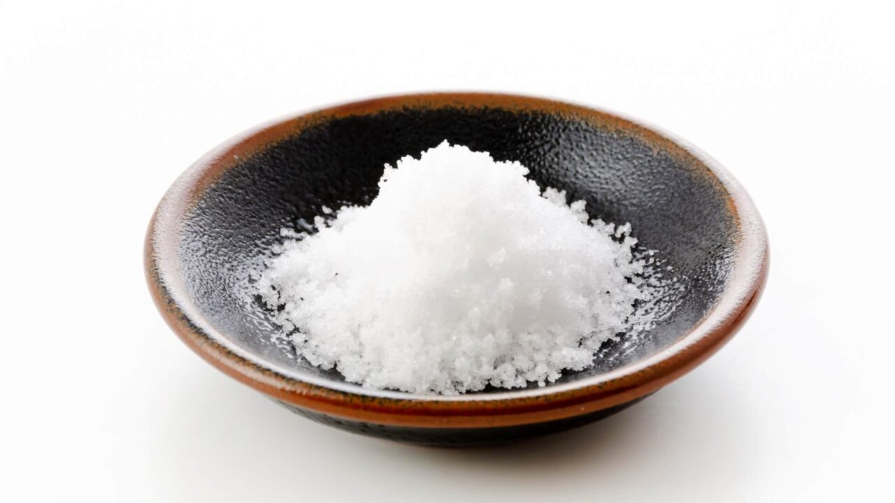 陶器の小皿に盛られた粗塩