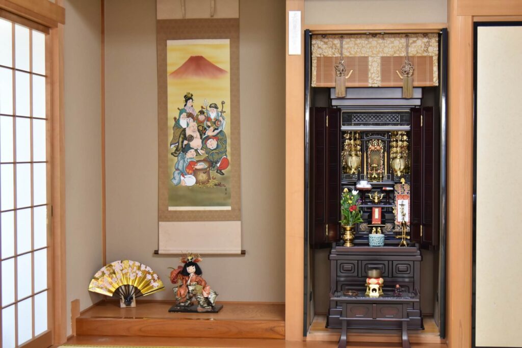 掛軸のある床の間の脇に仏壇が置かれた仏間