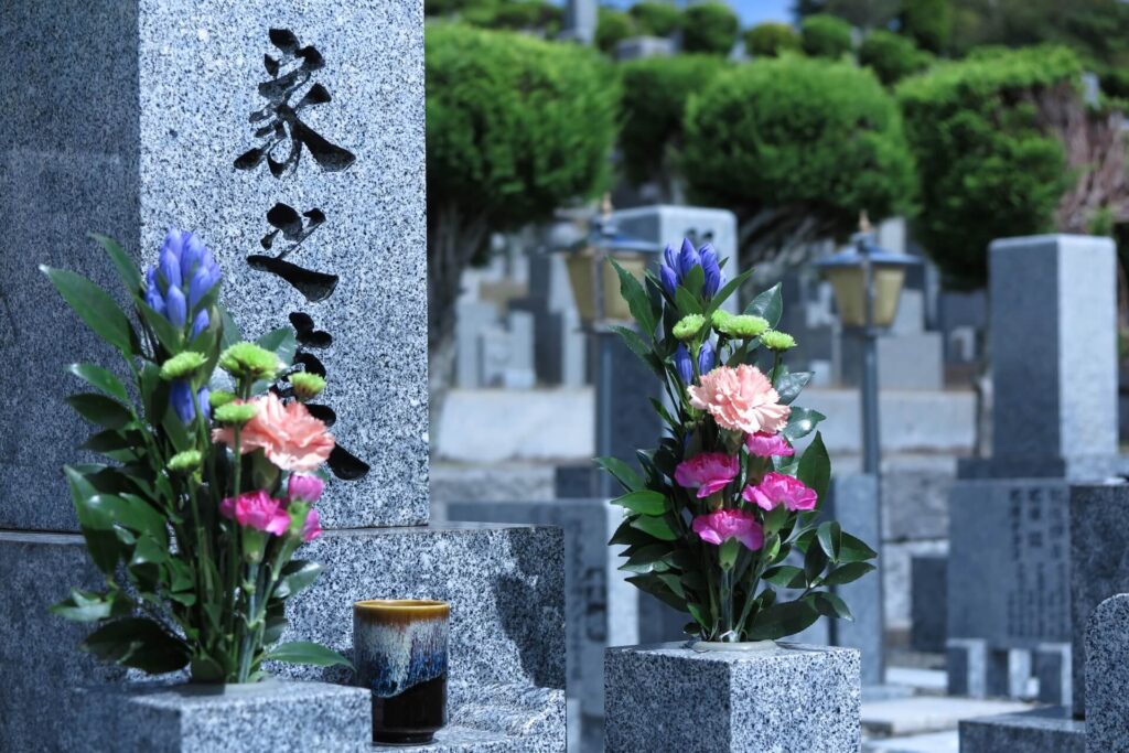 ２束のお花が供えられている墓石