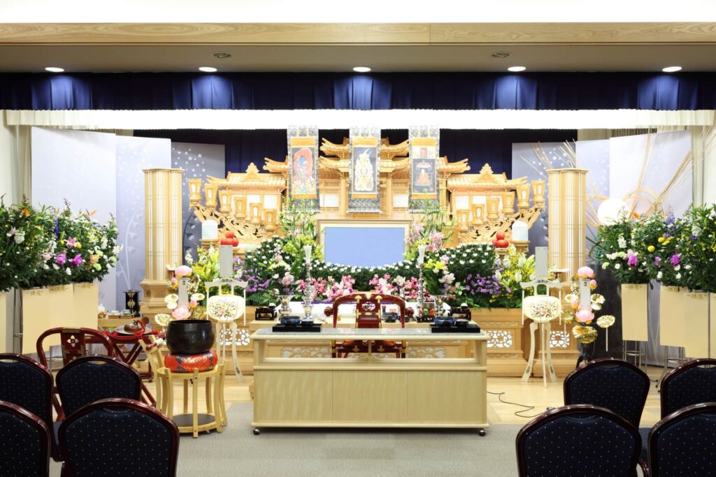 大きな式場に飾られた豪華な白木祭壇