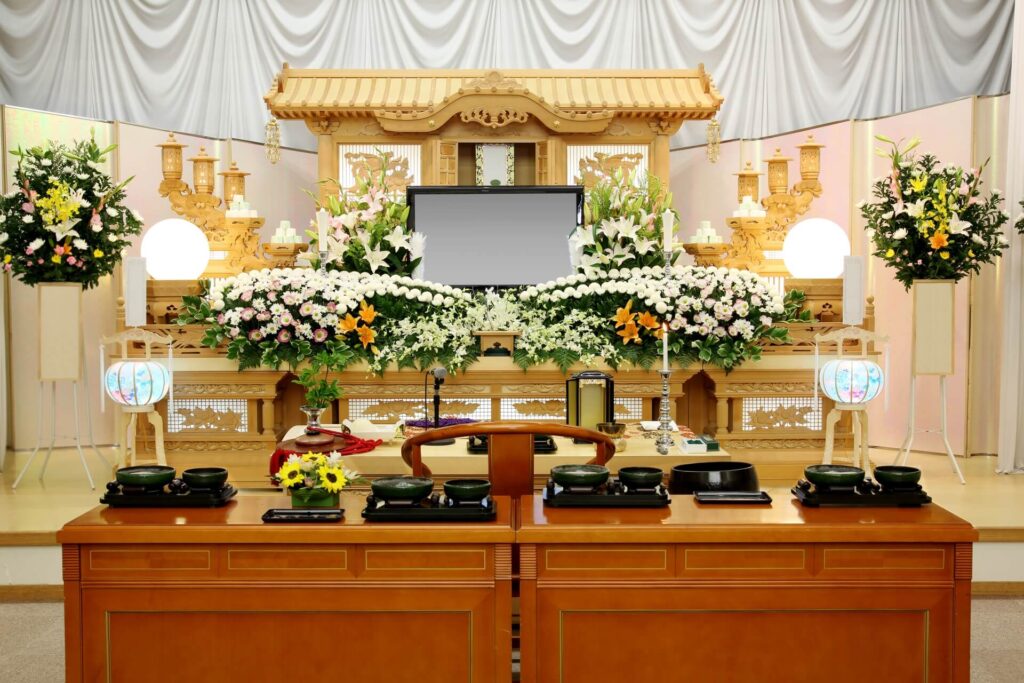 葬儀式場にある豪華な白木祭壇