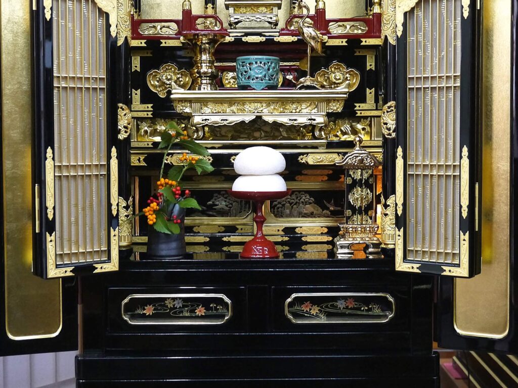 黒い漆塗りで金箔が貼られてた豪華な仏壇