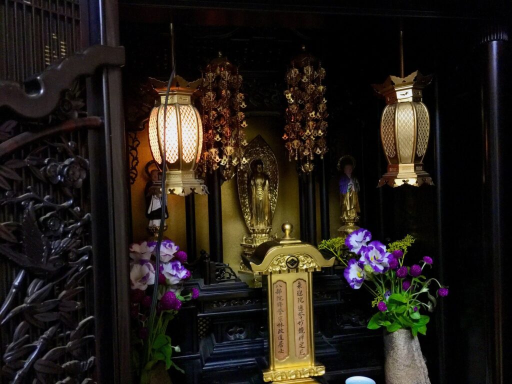 仏壇の中