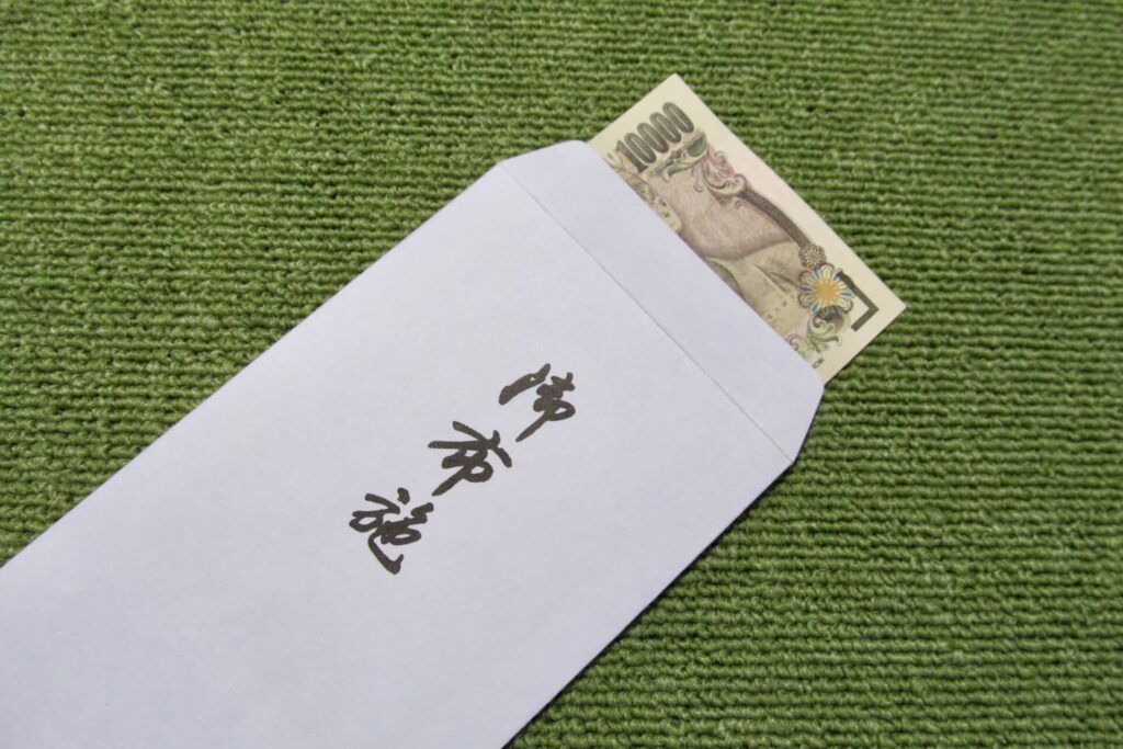 御布施と書いた白い封筒の中にある１万円札