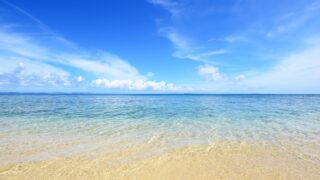 砂浜から見える青い空と綺麗な青い海