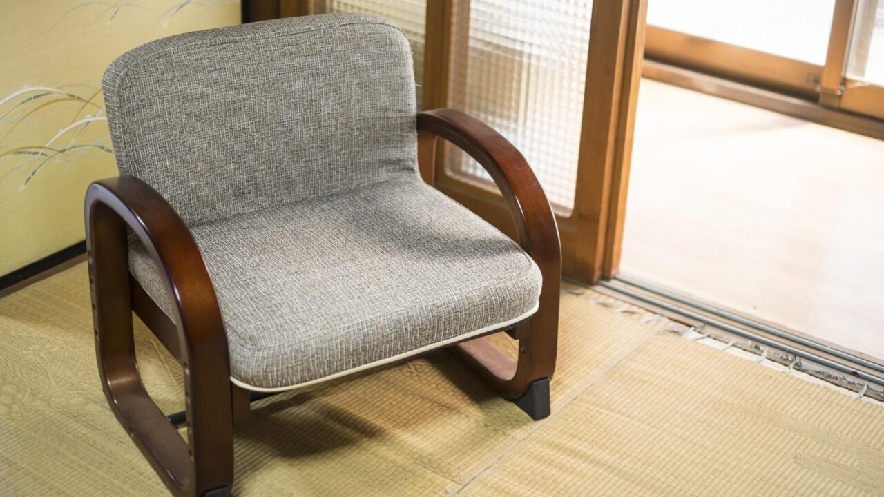 和室にある木製の肘置きがあるグレーの座椅子